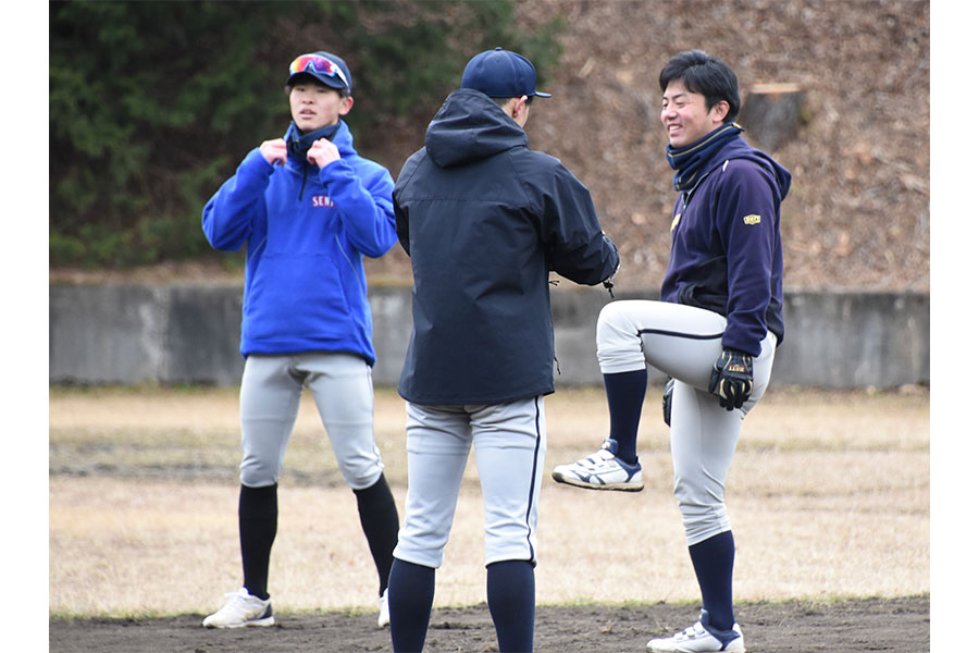 畠山和也監督が練習中に選手とともに体を動かす【写真：川浪康太郎】
