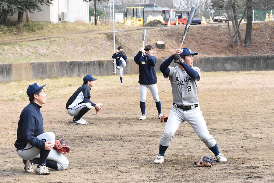宮城教育大のグラウンドで練習する軟式野球部の選手たち【写真：川浪康太郎】