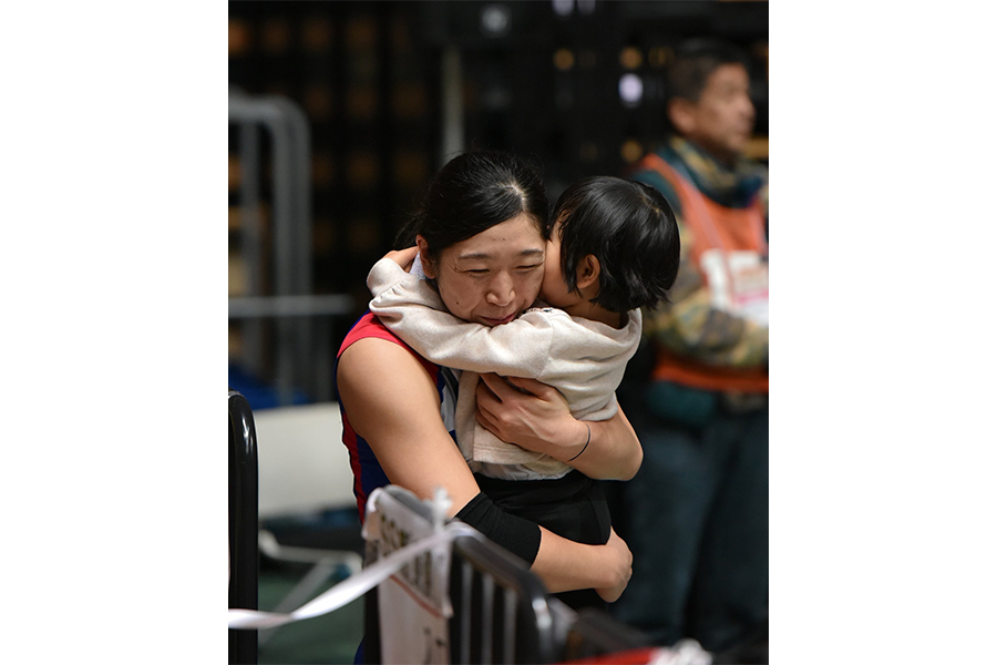現役時代、試合会場で娘の和香ちゃんを抱きしめる荒木さん【写真：本人提供】