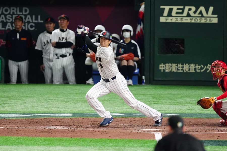 左中間への2点二塁打を放つ侍ジャパンの大谷翔平【写真：荒川祐史】