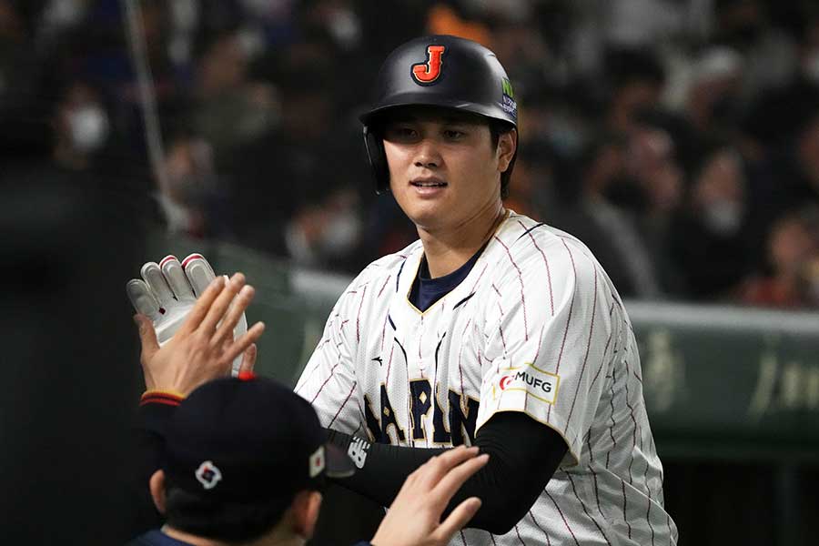 2点二塁打を放ち、ベンチで祝福される侍ジャパンの大谷翔平【写真：Getty Images】