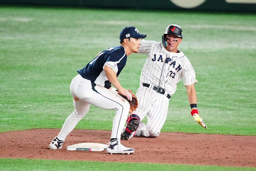 7回に右前打を放ち、韓国守備の送球の間に二塁を陥れた侍ジャパンのラーズ・ヌートバー【写真：荒川祐史】