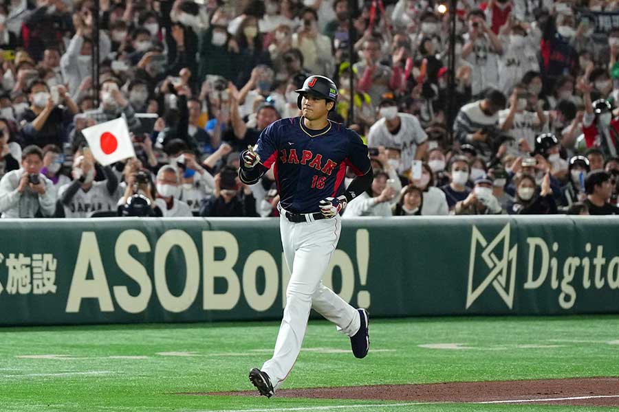 先制の3ラン本塁打を放つ、ベースを回る侍ジャパンの大谷翔平【写真：Getty Images】