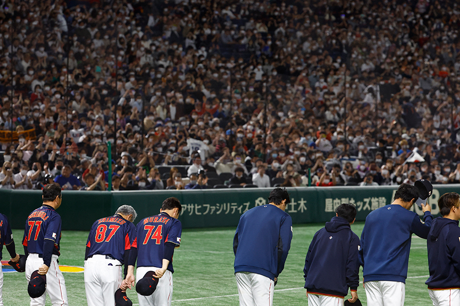 日本人ファンが敵チームに敬意を込めた様子に米記者驚き【写真：ロイター】