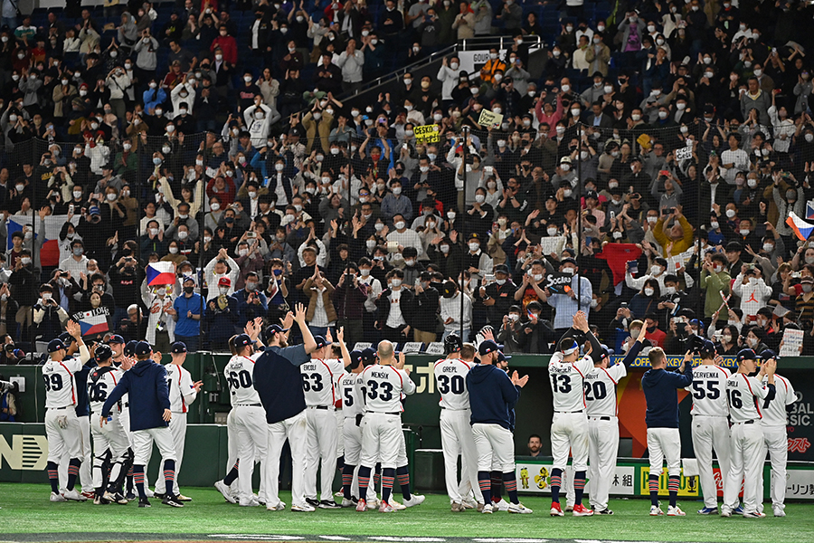 客席に挨拶する敗退のチェコ代表、日本人ファンからも大歓声を受けた【写真：Getty Images】