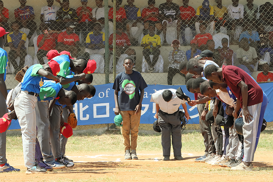 試合時に整列し、深々と礼をするアフリカ野球【写真：J-ABS提供】