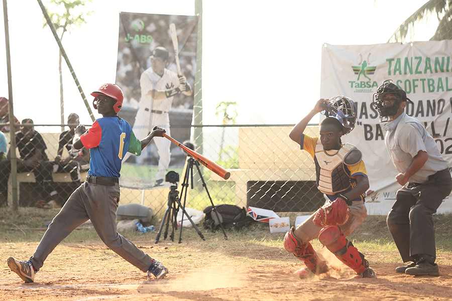 アフリカ野球の試合風景、選手たちは懸命にプレーしている【写真：J-ABS提供】