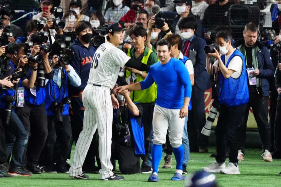 栗山監督のインタビュー中に会話を交わす大谷翔平とデビッド・フレッチャー【写真：荒川祐史】