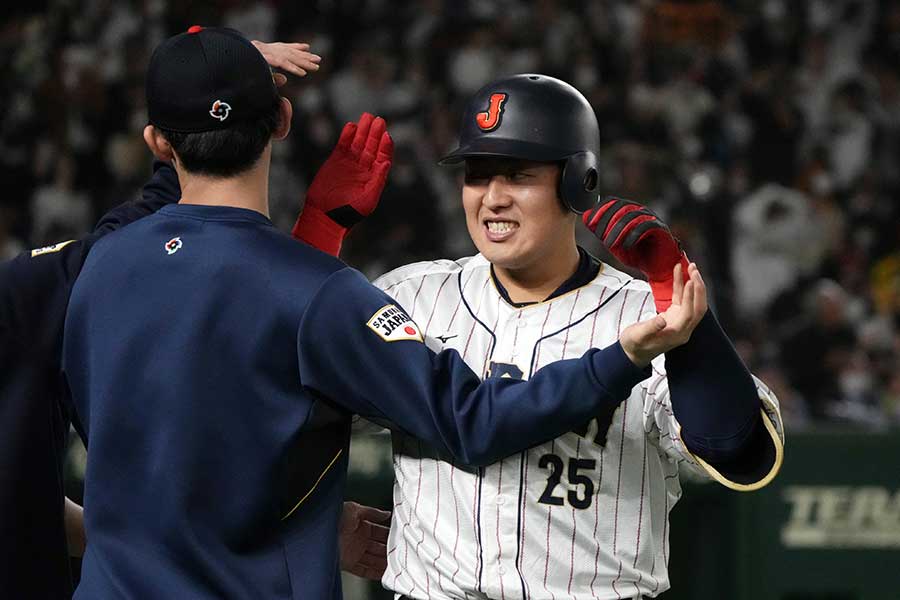 3回に3ラン本塁打を放ち、祝福される侍ジャパンの岡本和真【写真：Getty Images】