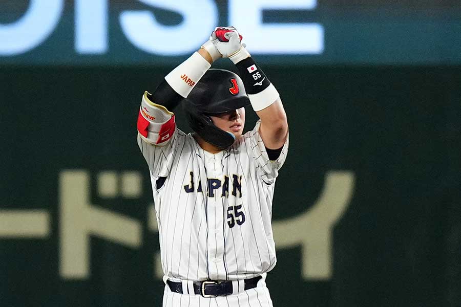 5回に適時二塁打を放ち、ペッパーミルパフォーマンスをする侍ジャパンの村上宗隆【写真：Getty Images】