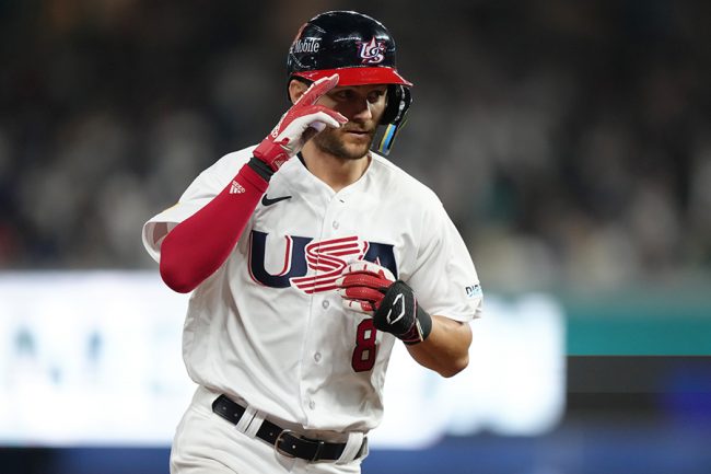 WBC米国ターナーHRで驚きのハプニング 打撃手袋を捨てる、その理由に米