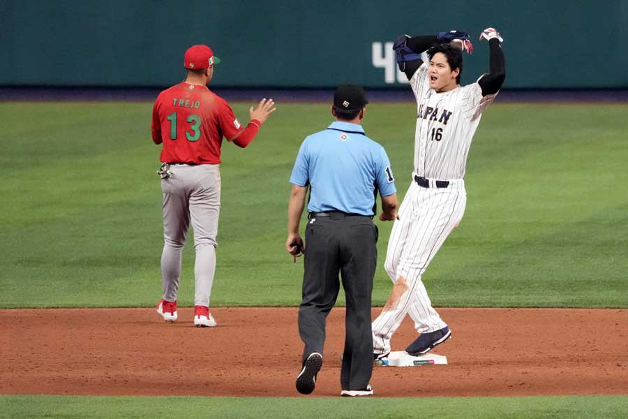 二塁ベース上で雄叫びを上げる大谷翔平【写真：Getty Images】