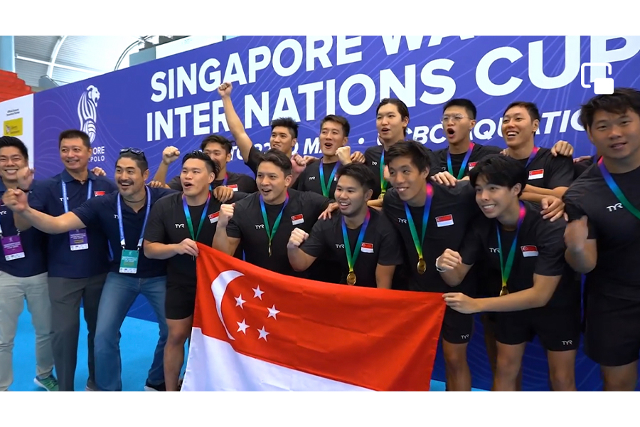 シンガポール男子水球代表の選手たちと喜ぶ青柳監督（左から3人目）【写真：シンガポール水泳協会提供】