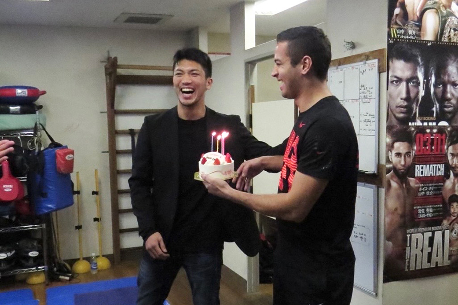 カルロス・リナレストレーナー（右）にサプライズで誕生日ケーキを持ってきた村田【写真：浜田洋平】