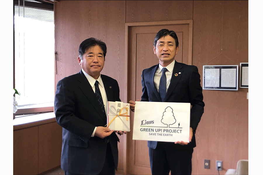 藤本正人所沢市長（左）に「所沢市緑の基金」への寄付金を贈呈する奥村剛社長【写真：球団提供】