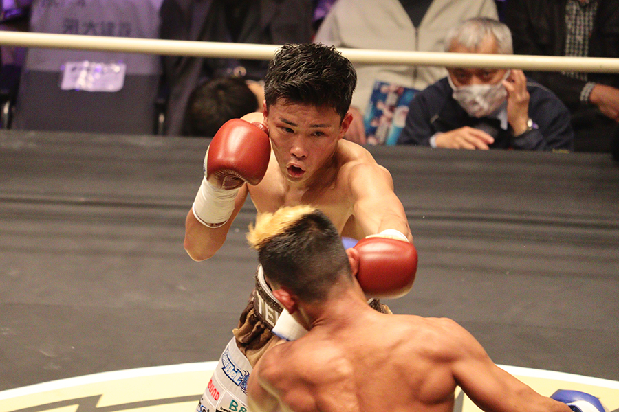 再起戦でパンチを放つ岩田翔吉（奥）【写真：浜田洋平】