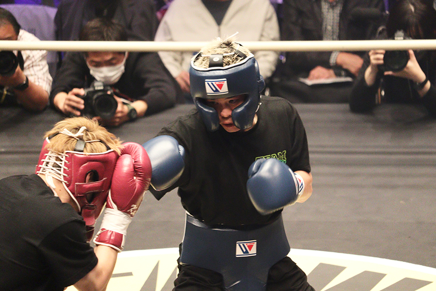 公開スパーで抜群のスピードを披露した那須川（中央）【写真：浜田洋平】