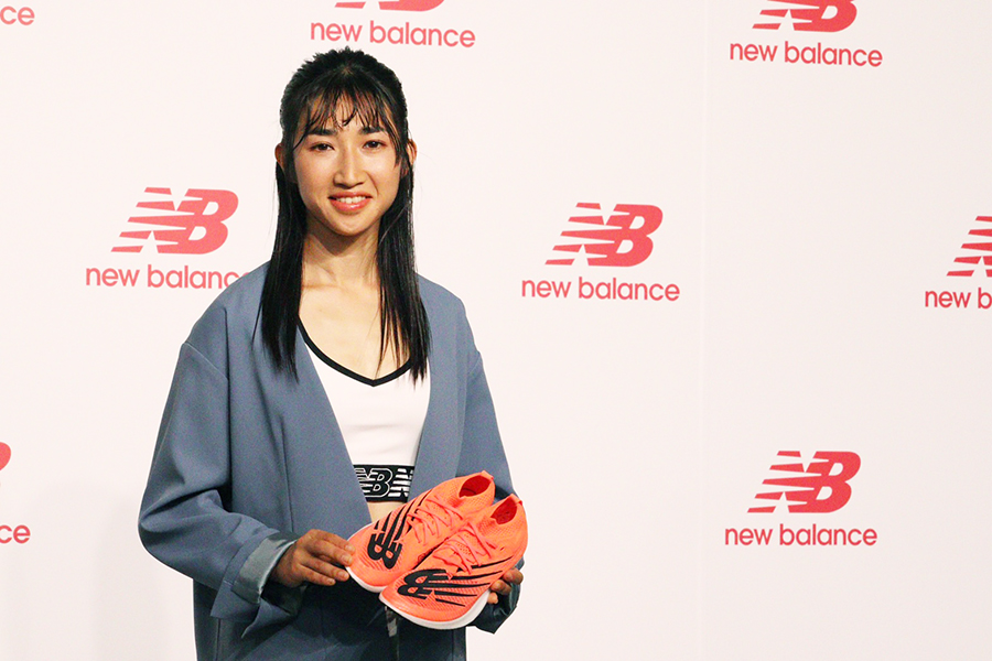 都内の会見に出席し、「New Balance」の靴を手にポーズを取る田中希実【写真：浜田洋平】