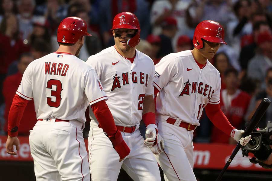 先制HRを放ち、大谷らに祝福されるエンゼルスのマイク・トラウト【写真：ロイター】