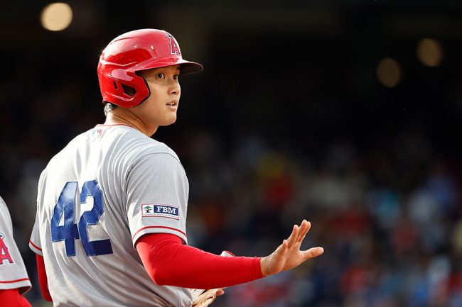 大谷翔平、折れたバットをノールックで神回避 打球見たまま「ヒョイ」と足元で払いのける | THE ANSWER