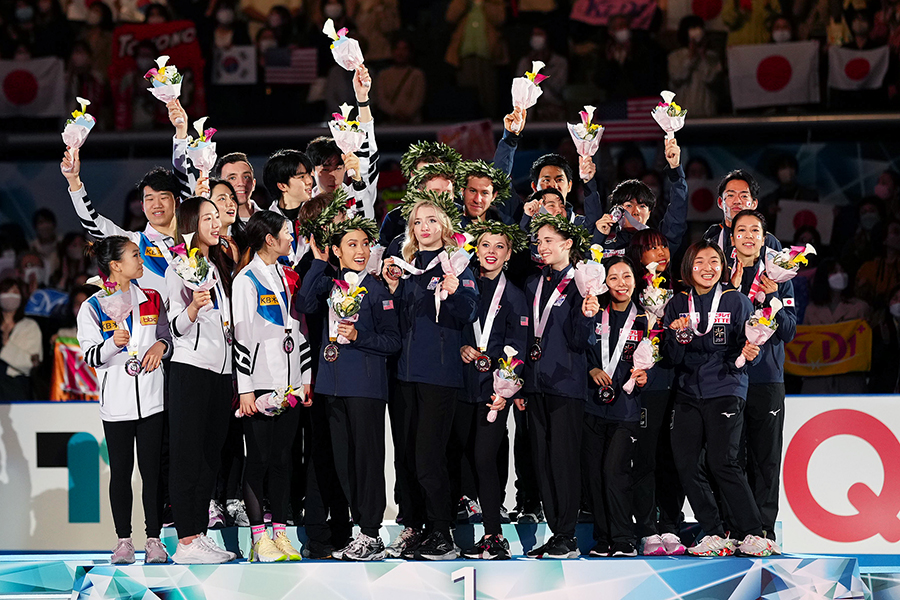 表彰台に登った（左から）韓国、米国、日本チーム【写真：矢口亨】