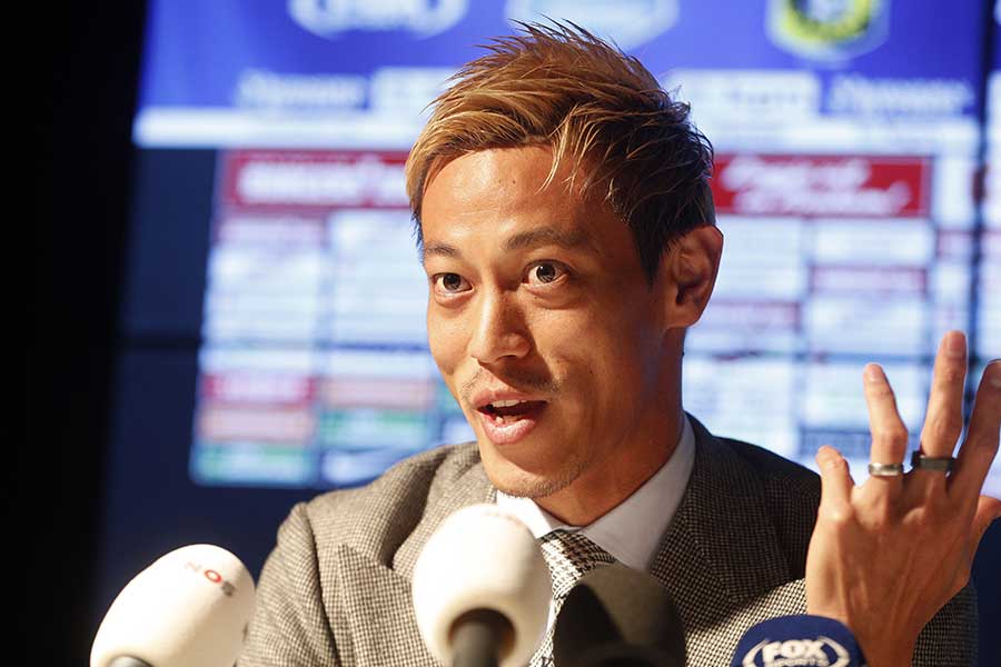 本田圭佑がプロの指導者ライセンス不要論を主張、日本サッカー界で議論が活発になっている【写真：Getty Images】
