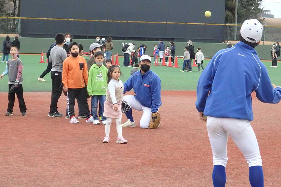 「野球フェスタ川口」に多くの子供たちが参加、初体験の野球を楽しんだ【写真：河野正】