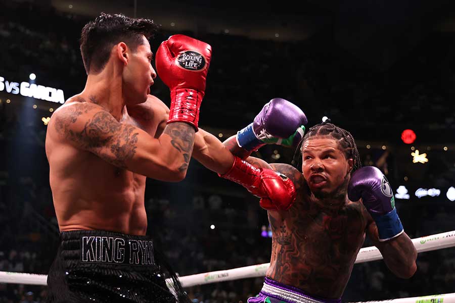 ガーボンタ・デービス（右）が7回KO勝ちでライアン・ガルシアを破った【写真：Getty Images】