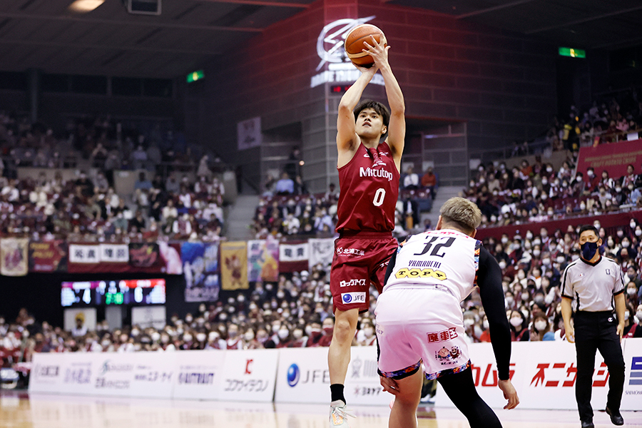 昨季のレギュラーシーズンMVPに輝いた藤井祐眞も今季前半戦は苦しんだ【写真：B.LEAGUE】