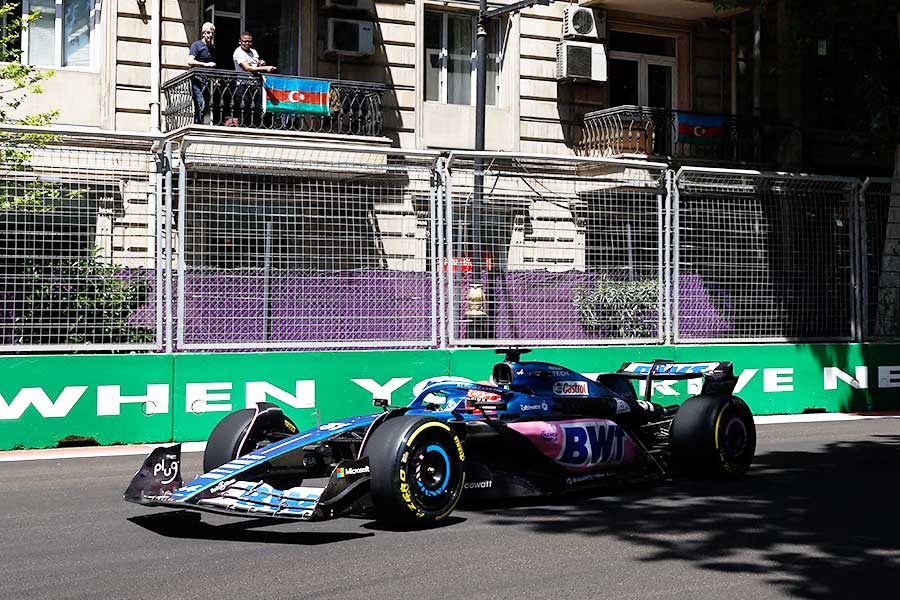 F1の第4戦アゼルバイジャンGPで走るエステバン・オコン【写真：Getty Images】