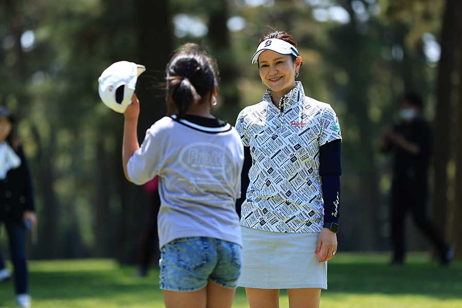 ジュニアゴルフ体験会で子どもたちと交流した宮里藍さん【写真提供：日本女子プロゴルフ協会】