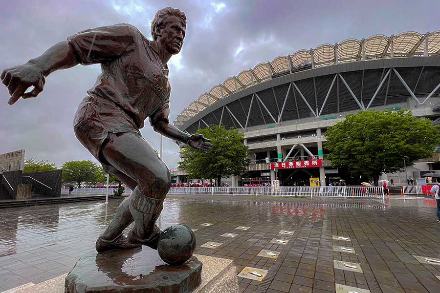 雨の鹿島サッカースタジアムに佇むジーコ像。そのスピリットは時代を超えてクラブに受け継がれている【写真：宇都宮徹壱】