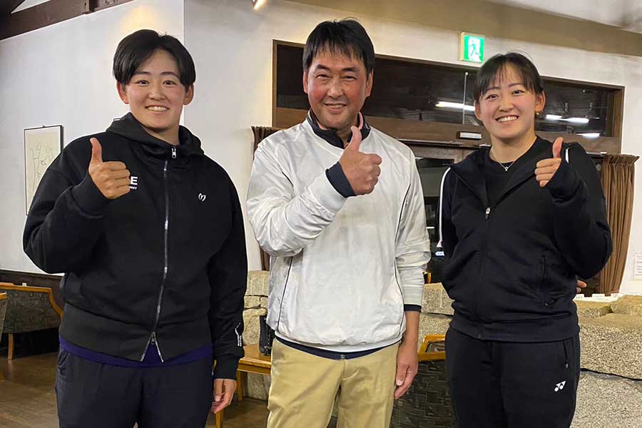 4月17日、リンクスゴルフクラブを訪れた岩井姉妹。左から、岩井明愛、永井哲二コーチ、岩井千怜【写真・永井さん提供】