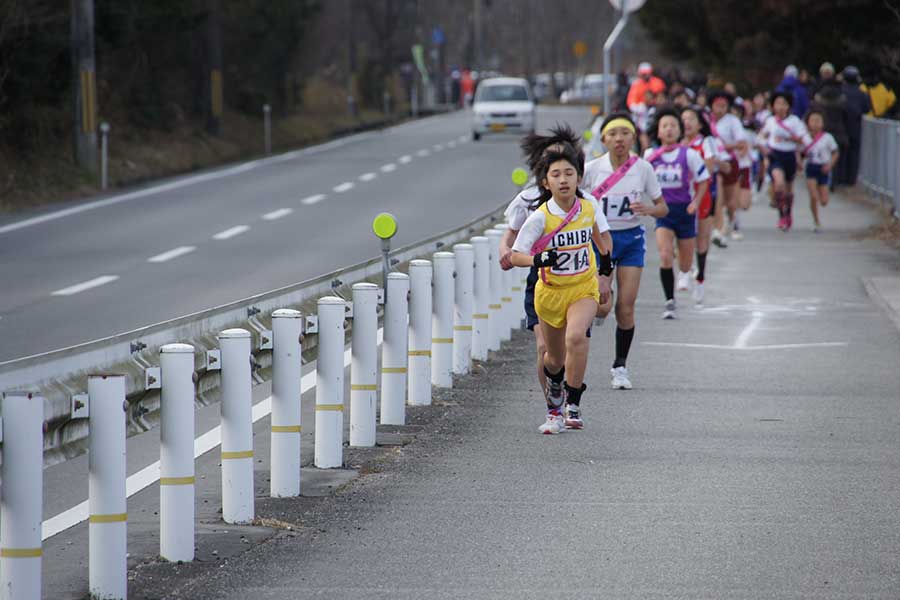 先頭を懸命に走る小学生時代の田中【写真：本人提供】