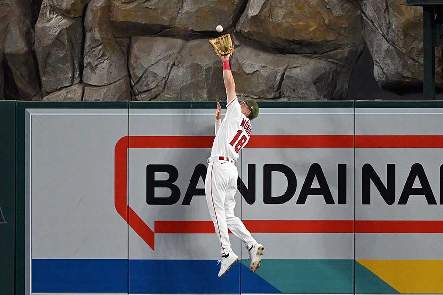 ツインズ戦の7回、本塁打性の打球をキャッチするエンゼルスのミッキー・モニアック【写真：Getty Images】