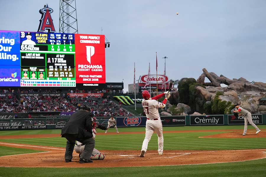 レッドソックス戦、3回に今季12号を放つエンゼルスの大谷翔平【写真：ロイター】