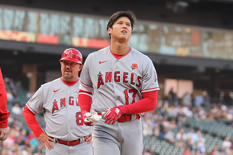 初回の第1打席で右足に死球を受けたエンゼルスの大谷翔平【写真：Getty Images】