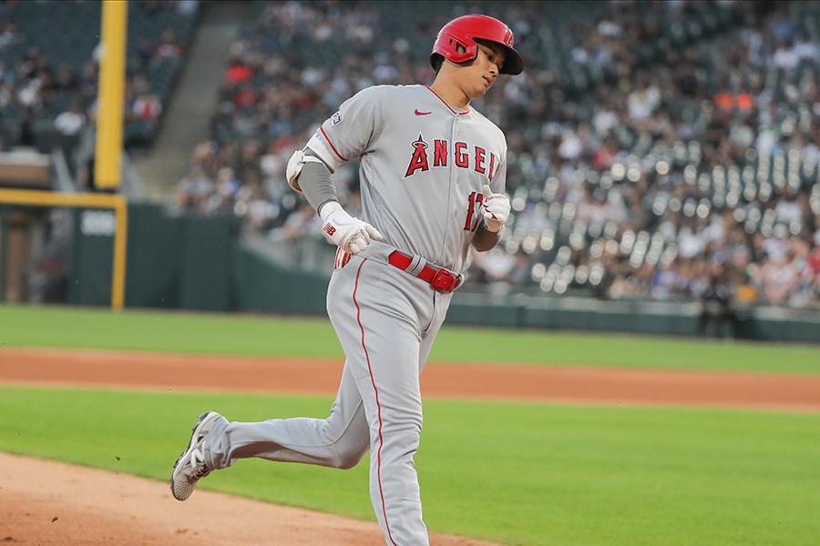 4回の第2打席でセンターオーバーの13号本塁打を放つエンゼルスの大谷翔平【写真：Getty Images】