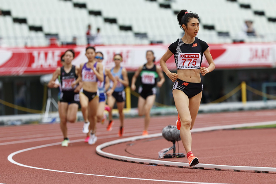 女子1500メートル予選、後続を大きく引き離して先頭を走る田中【写真：奥井隆史】