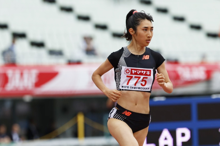 女子1500メートル予選、先頭を走る田中希実【写真：奥井隆史】