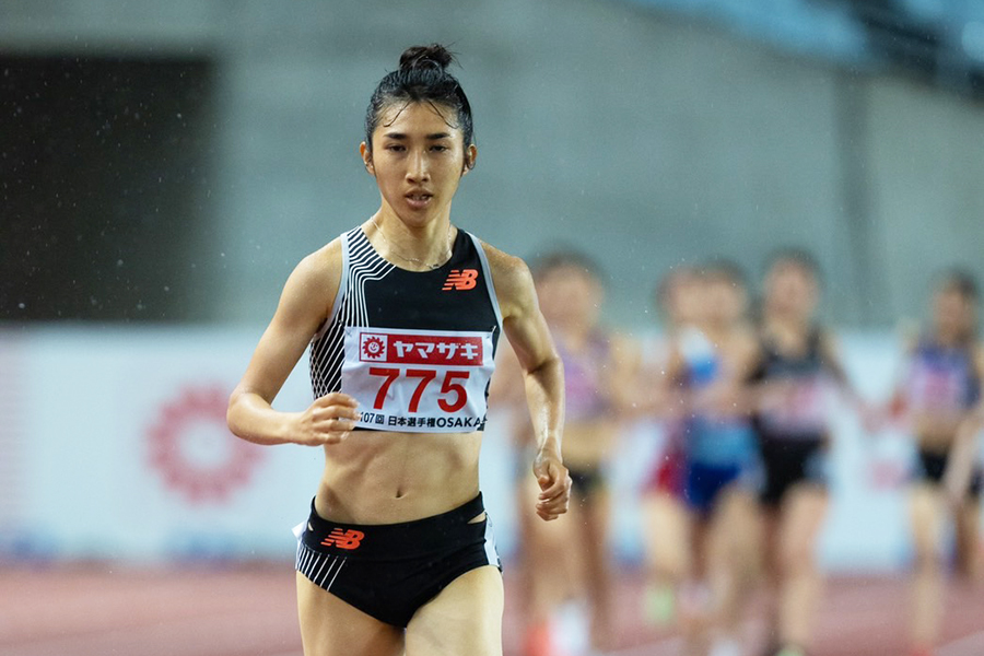 女子1500メートル決勝、2位以下を大きく引き離して走る田中【写真：奥井隆史】