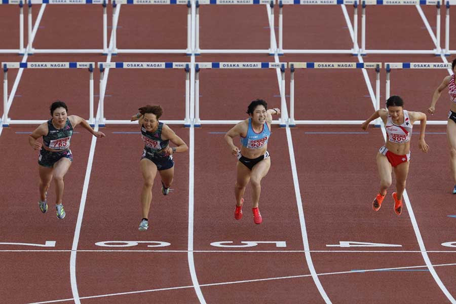 女子100メートル障害決勝のゴールの瞬間【写真：奥井隆史】