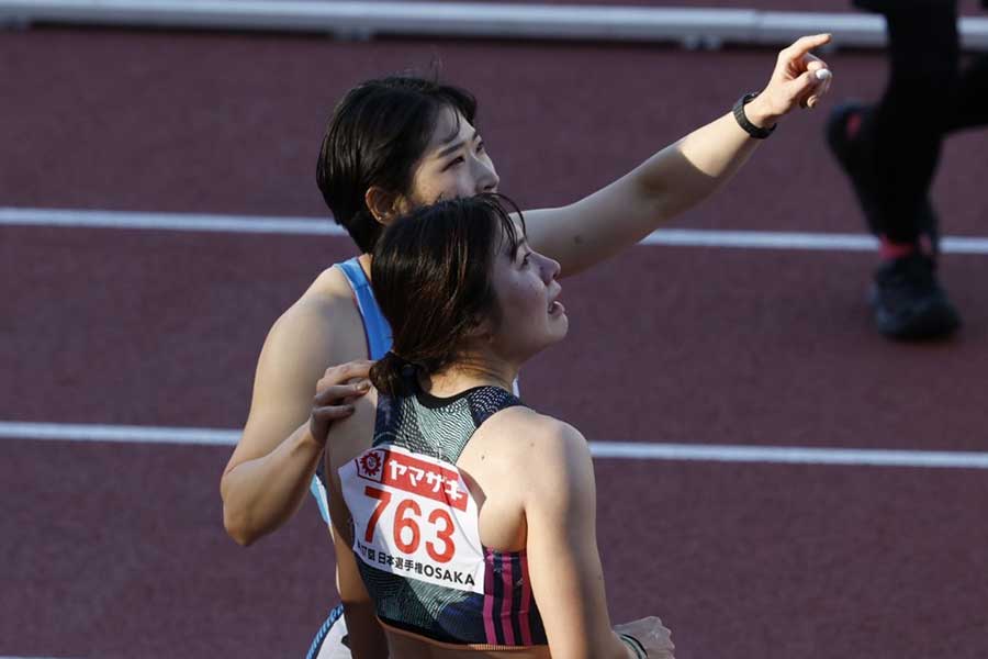 女子100メートル障害決勝後、場内表示を見る福部真子（手前）【写真：奥井隆史】