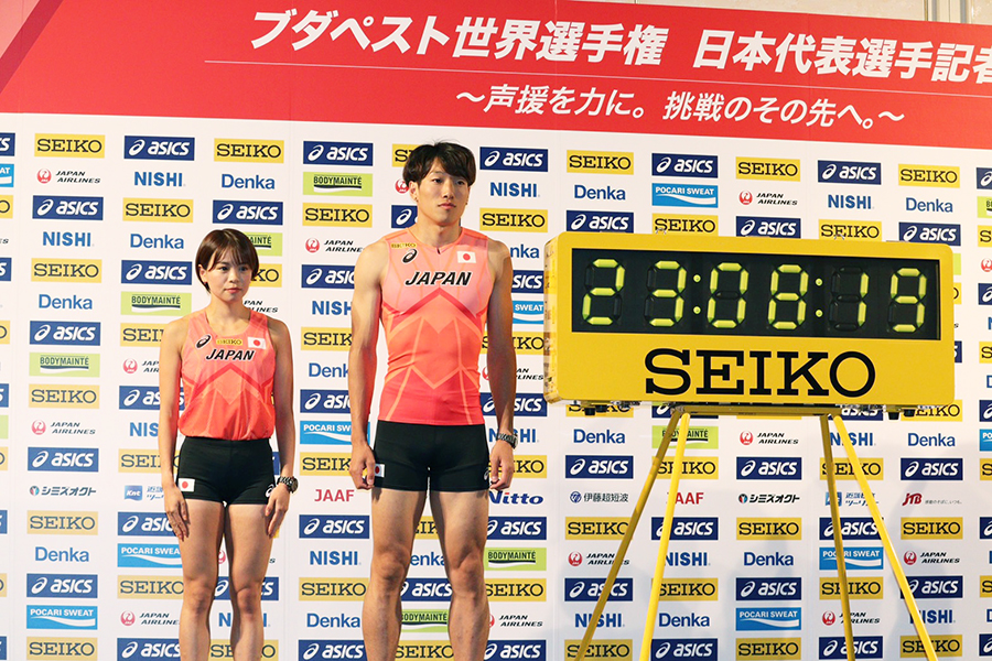 日本選手権の男子110メートル障害で日本記録を出して優勝した泉谷駿介（中央）左は加世田梨花【写真：浜田洋平】