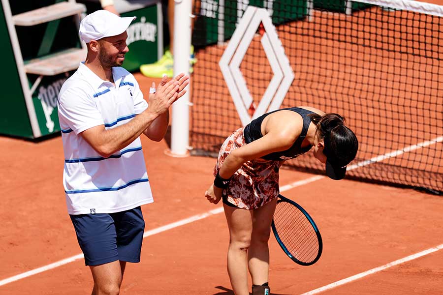 全仏オープン混合ダブルスで決勝進出を果たし、一礼する加藤未唯【写真：Getty Images】