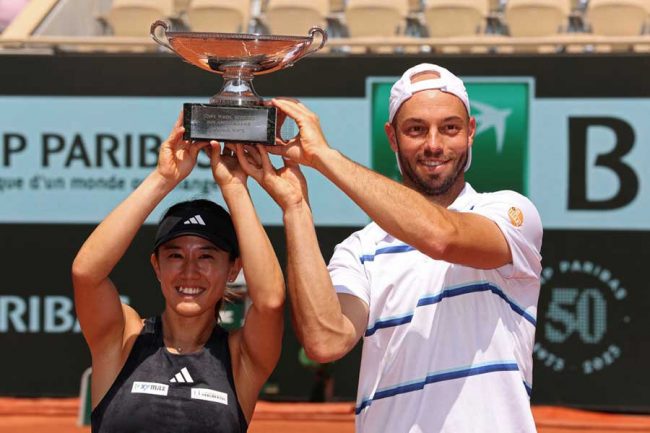 スポーツ テニス トーナメント 優勝トロフィー テニスの試合ダブルチーム賞 加藤未唯は混合複も「失格になるはずだった」 相棒プッツ、優勝会見で