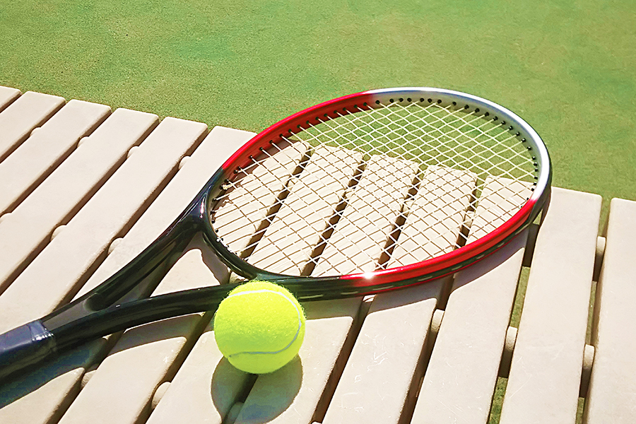 中学時代にソフトテニスで全国制覇を経験しているライターの佐藤友美さんが、部活で学んだことについて語った【写真：AC】