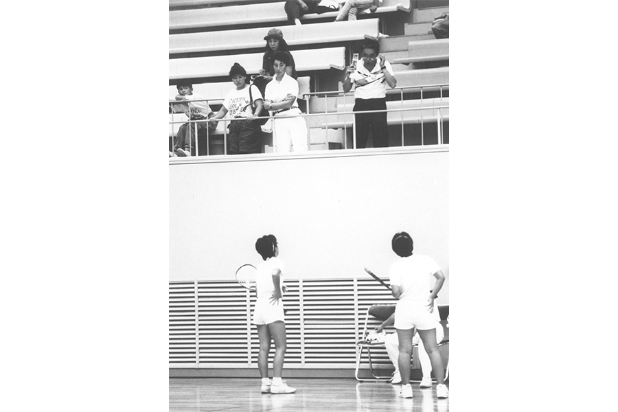 中学の全国大会決勝での1枚。左側の選手が佐藤友美さん、観客席から指示を送っているのが父の安藤英明氏