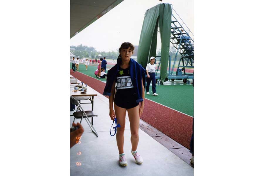 中学時代、100メートルの選手だった室伏由佳さん【写真：本人提供】