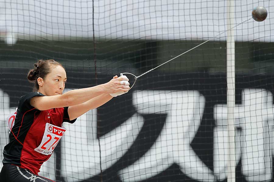 現役時代、室伏由佳さんはハンマー投げでアテネオリンピックに出場するなど活躍した【写真：Getty Images】